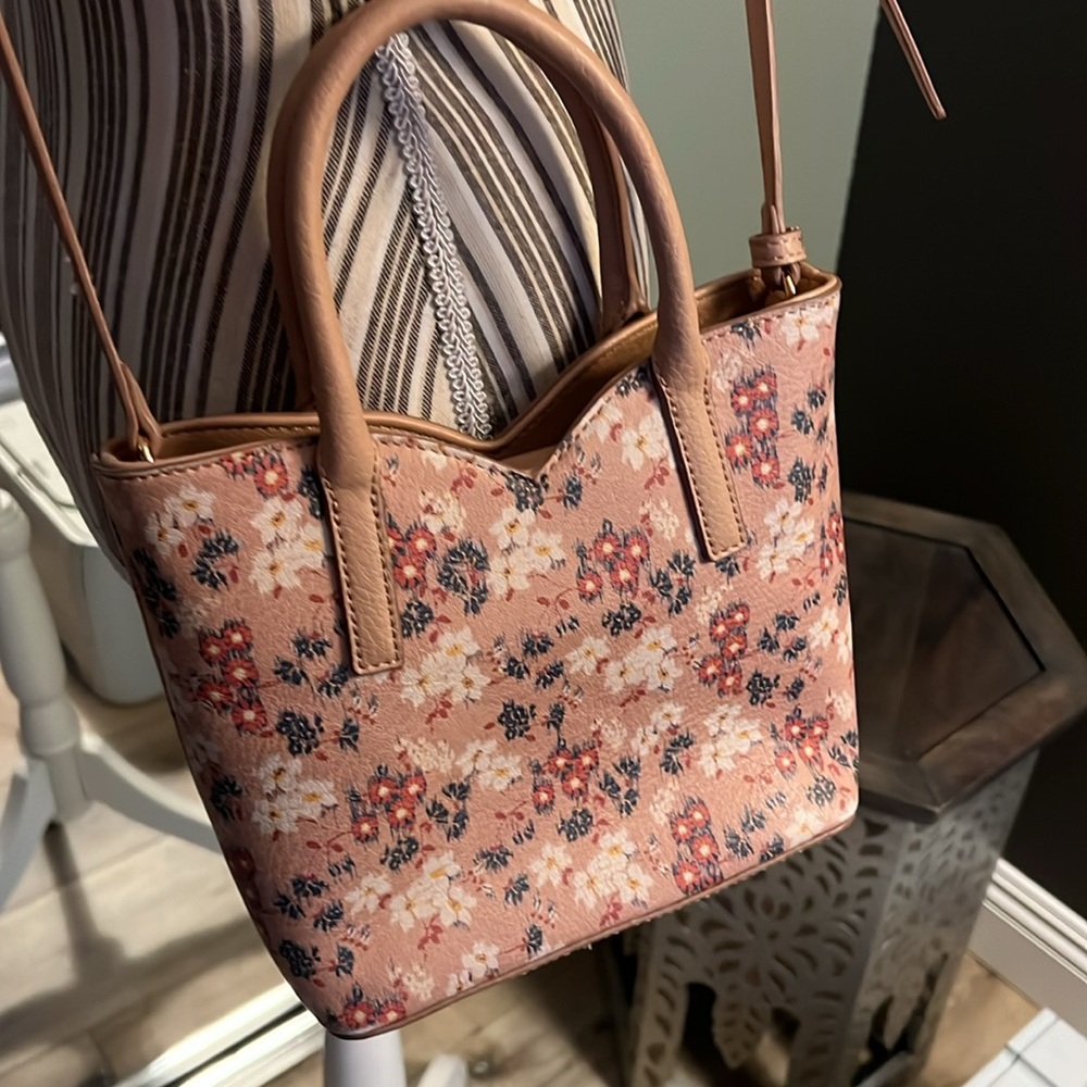 1 hour sale. Like new, Lauren Conrad, floral crossbody purse - Picture 8 of 9